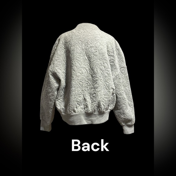 Gap women’s Gray Quilted Bomber Jacket Size XXL
BIN C - Picture 5 of 7